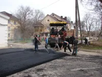 В районе МКД по Казакова, 48 в Керчи укладывают второй слой асфальта