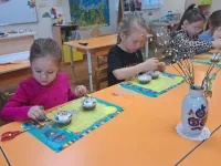 Воспитанники детских садов Керчи сделали пасхальные подарки бойцам СВО