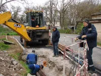 Новости » Коммуналка: У дома по Суворова, 13 в Керчи тепловики приступили к замене труб отопления