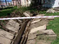 Новости » Общество: У домов по Суворова, 13-17 в Керчи продолжается работа по замене труб отопления