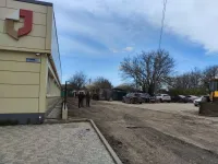 Новости » Общество: У здания МФЦ в Керчи готовят к асфальтировке заезд