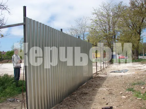Напротив дома по Кирова, 103 в Керчи территорию огораживают забором