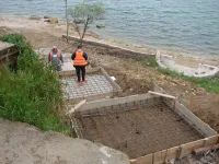 Новости » Общество: К пляжу Сморжевского в Керчи начали делать новые ступени