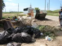В конце Феодосийского шоссе в Керчи постоянные свалки крупногабаритного мусора