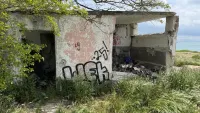 Новости » Общество: Бывший туалет на Молодежном пляже в Керчи необходимо снести или оградить