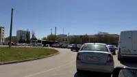 Новости » Общество: Два года никто не в силах решить хаос с парковкой около завода им. Бутомы