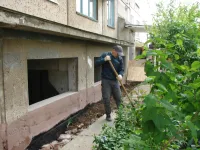 Новости » Общество: У библиотеки имени Некрасова в Керчи делают отмостки с тыльной стороны здания