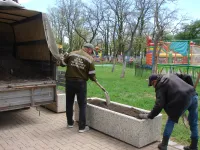 Новости » Общество: Клумбы в Комсомольском парке Керчи готовят к высадке цветов