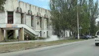 Пыль летит в глаза: в Керчи техникой чистят тротуары