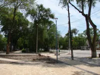 Новости » Общество: В новом сквере за остановкой "Фабрика-Кухня" в Керчи установили фонари уличного освещения