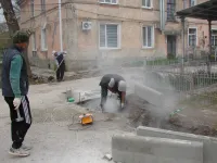 Новости » Общество: В районе домов по Розы Люксембург, 6 и 12 в Керчи продолжается благоустройство