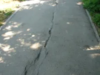 Новости » Общество: На тротуарах по Суворова в Керчи расширяются трещины