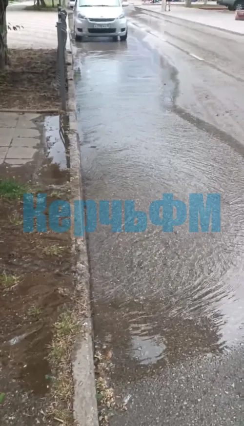Улицу Сморжевского в Керчи заливает