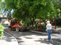 Новости » Общество: Во дворе дома по Энгельса, 11 в Керчи благоустройство завершается