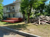 Новости » Общество: В доме по улице Казакова меняют кровлю