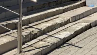 Ступени у центрального входа керченской горбольницы №1 до сих пор не отремонтировали
