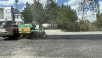 На Мирошника асфальтируют парковочные карманы