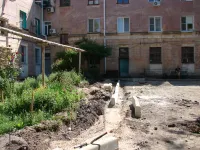 Новости » Общество: В районе дома Розы Люксембург, 7 в Керчи уложили первые бордюры
