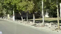 Новости » Общество: По тротуару на улице Свердлова невозможно передвигаться уже более месяца