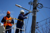 Сотрудники «Горсвет‑Керчь» монтируют новую линию освещения на улице Турчинского