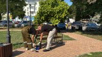 Новости » Общество: В сквере Воссоединения привели в порядок малые архитектурные формы