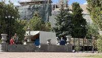 Новости » Общество: В Керчи фонтан в сквере Мира приводят в порядок
